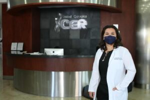 Dr. Elsy Montufar dating for a patient at CER Plastic Surgery in Mexico
